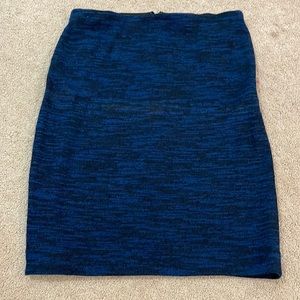 Size small blue and black, very stretchy and super comfy!